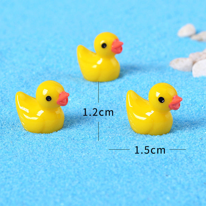 Søde mini harpiksænder, ideelle som dekorationer til hjem og have, eller som små gaver. Dimensioner: 1.2x1.5 cm.