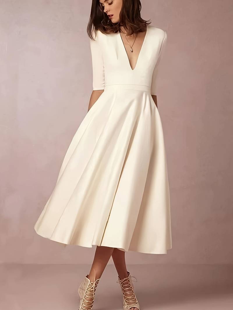 Farverig 60'er retro A-linjet dame swing-kjole, vintage-stil, perfekt til sommerfester eller afslappet aften.