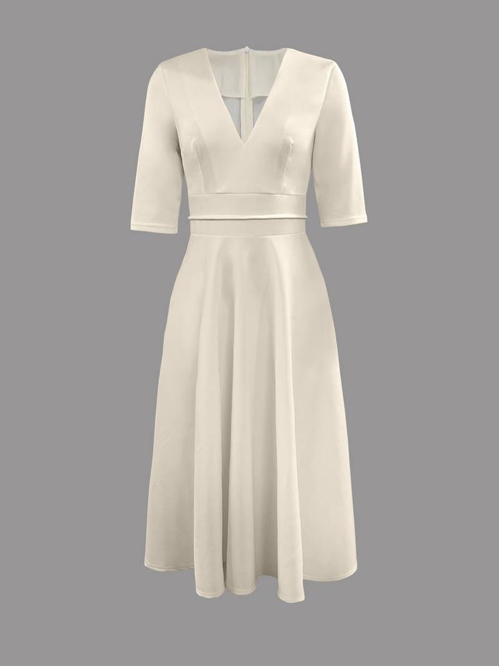 Farverig 60'er retro A-linjet dame swing-kjole, vintage-stil, perfekt til sommerfester eller afslappet aften.