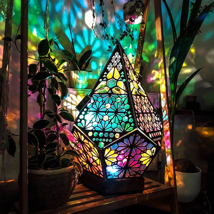 Farverig boheme bordlampe i træ; unikke, iøjnefaldende mønstre og varme nuancer skaber en boheme-stil.