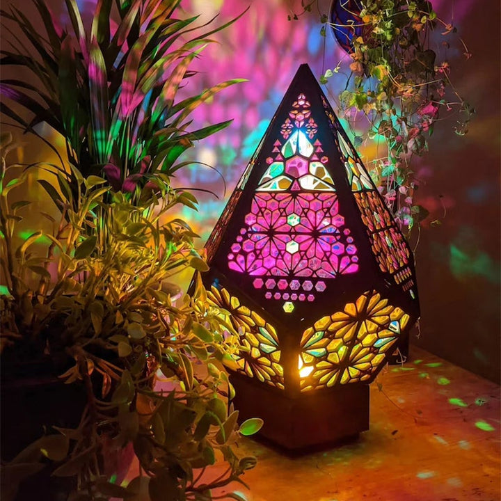 Farverig boheme bordlampe i træ; unikke, iøjnefaldende mønstre og varme nuancer skaber en boheme-stil.