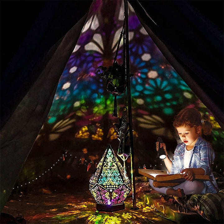 Farverig boheme bordlampe i træ; unikke, iøjnefaldende mønstre og varme nuancer skaber en boheme-stil.