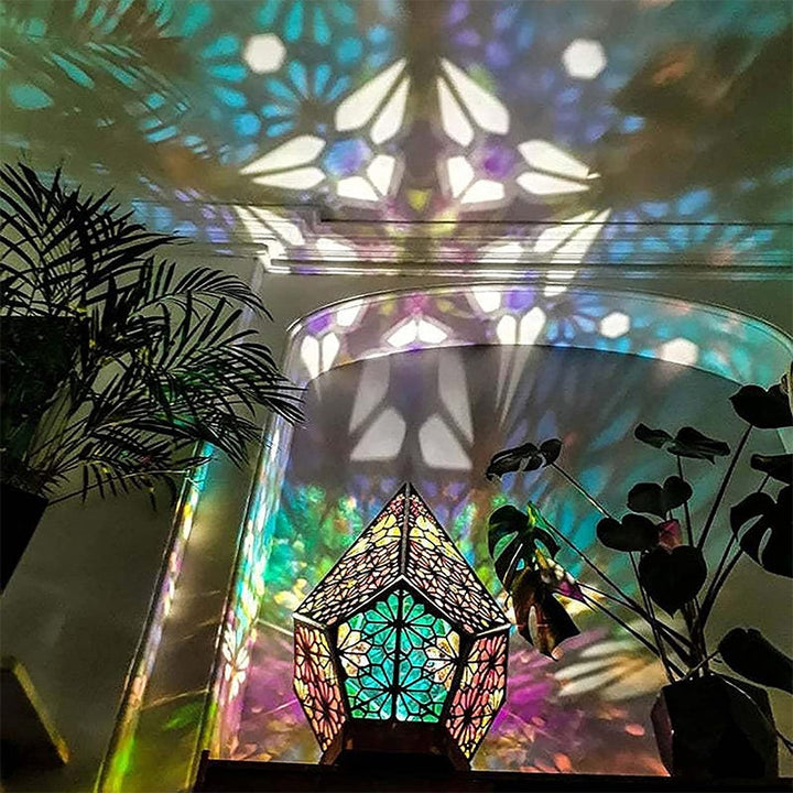 Farverig boheme bordlampe i træ; unikke, iøjnefaldende mønstre og varme nuancer skaber en boheme-stil.