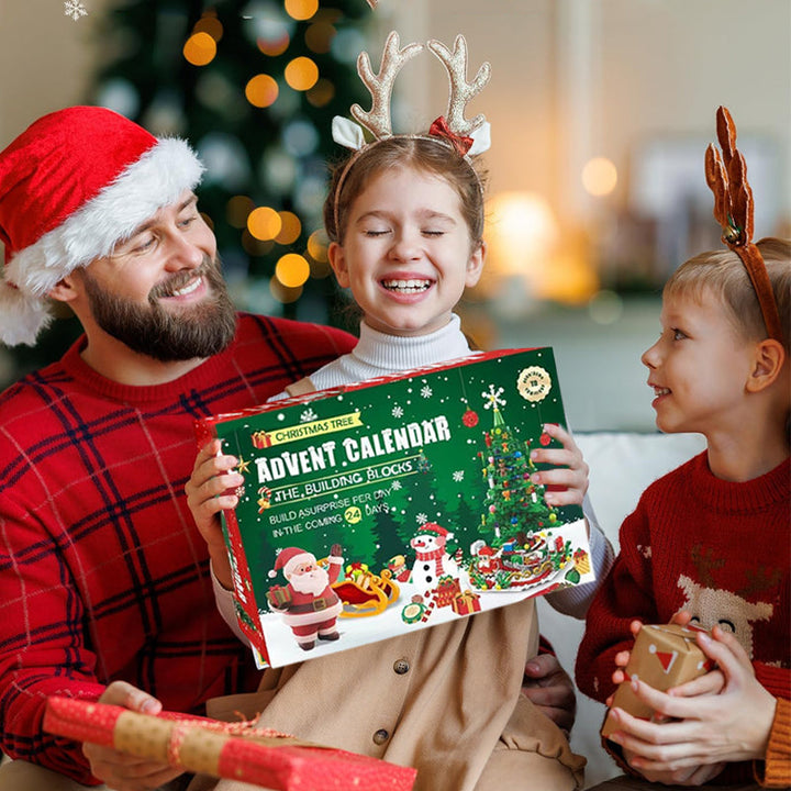 Farverig juletræs adventskalender til børn, grønt træ med 24 overraskelseslåger, spændende nedtælling for børn.