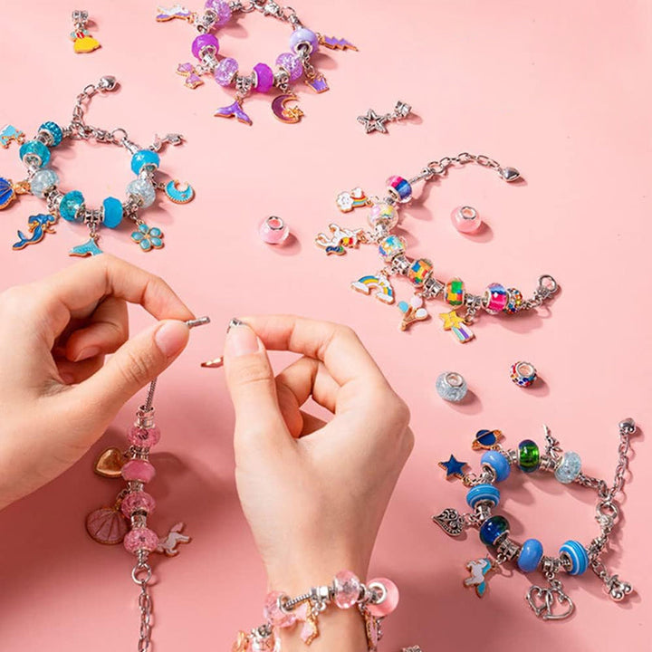 Farverigt håndlavet perlearmbåndssæt til børn, der indeholder charme-, vedhængs- og plastperler, DIY-sæt til kreativitet.