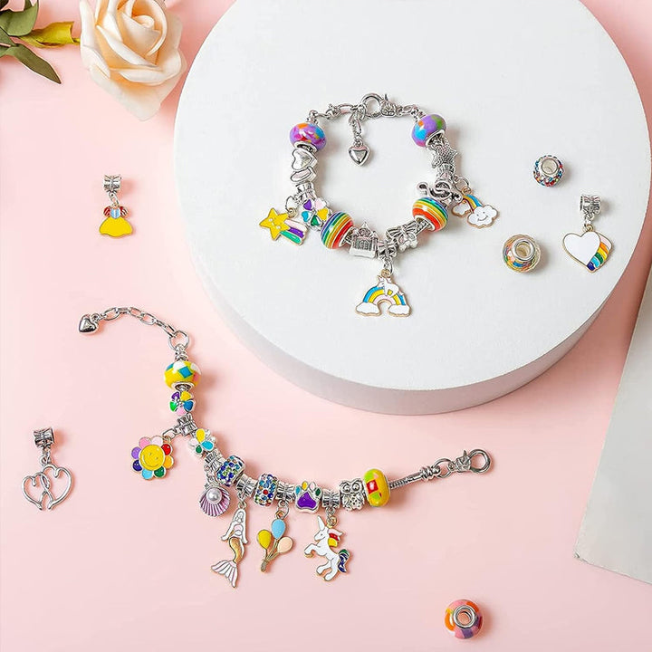 Farverigt håndlavet perlearmbåndssæt til børn, der indeholder charme-, vedhængs- og plastperler, DIY-sæt til kreativitet.