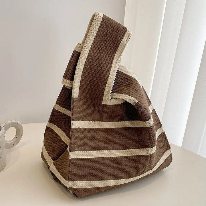 "Värikäs käsintehty neulottu raitakuvioinen kassi, mini tote muoto, rannekkeen käsikahva, kevyt ja tyylikäs asuste."