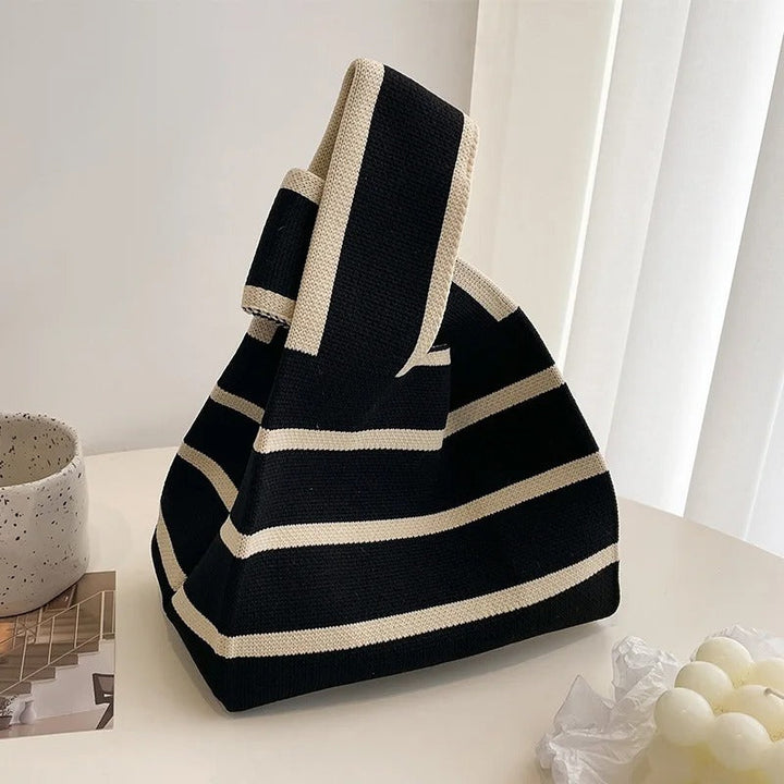 "Värikäs käsintehty neulottu raitakuvioinen kassi, mini tote muoto, rannekkeen käsikahva, kevyt ja tyylikäs asuste."