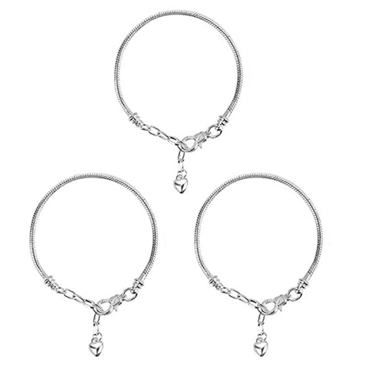 Farverigt DIY-armbåndssæt til børn, indeholder flerfarvede perler og vedhæng til kreative smykkedesigns.