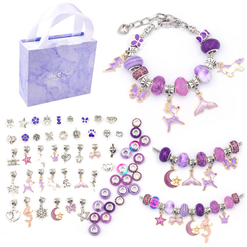 Farverigt DIY-armbåndssæt til børn, indeholder flerfarvede perler og vedhæng til kreative smykkedesigns.