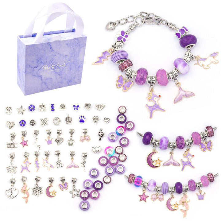 Farverigt DIY-armbåndssæt til børn, indeholder flerfarvede perler og vedhæng til kreative smykkedesigns.