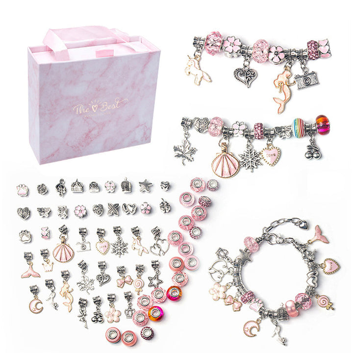 Farverigt DIY-armbåndssæt til børn, indeholder flerfarvede perler og vedhæng til kreative smykkedesigns.