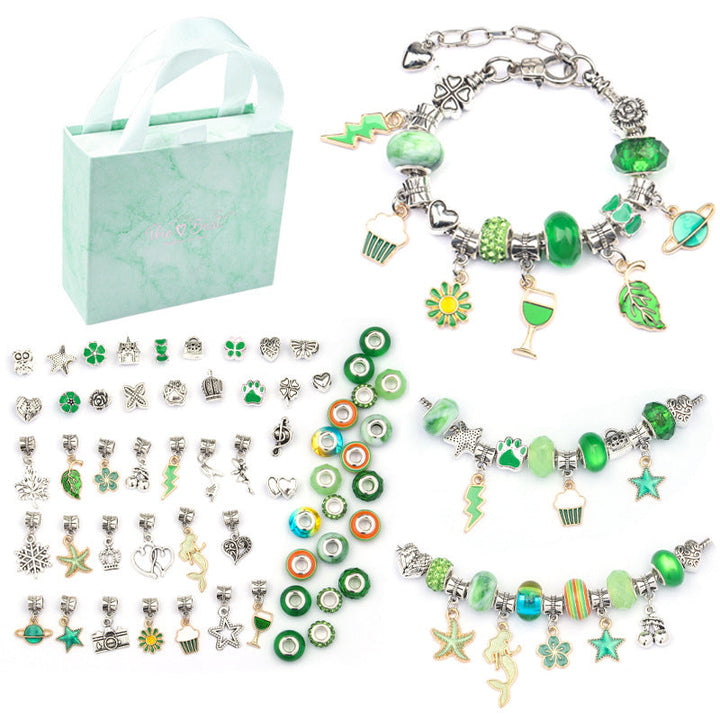 Farverigt DIY-armbåndssæt til børn, indeholder flerfarvede perler og vedhæng til kreative smykkedesigns.