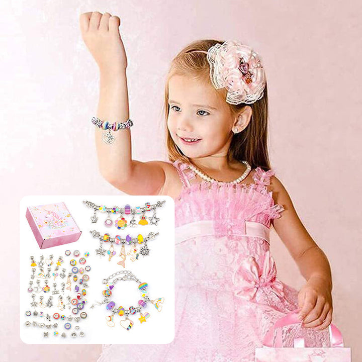 Farverigt DIY-armbåndssæt til børn, indeholder flerfarvede perler og vedhæng til kreative smykkedesigns.
