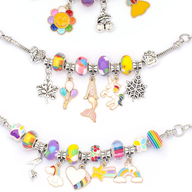 Farverigt DIY-armbåndssæt til børn, indeholder flerfarvede perler og vedhæng til kreative smykkedesigns.
