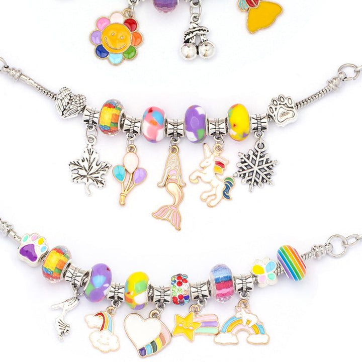 Farverigt DIY-armbåndssæt til børn, indeholder flerfarvede perler og vedhæng til kreative smykkedesigns.