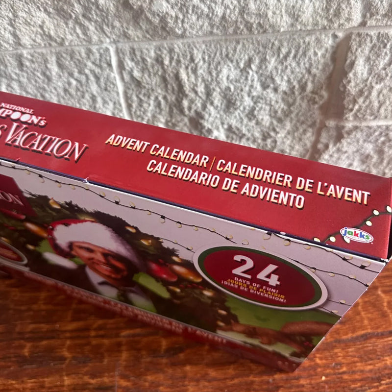 Farverig børnenes jules juleferie adventskalender 2024 med ikonisk julefilmtema og daglige overraskelser.