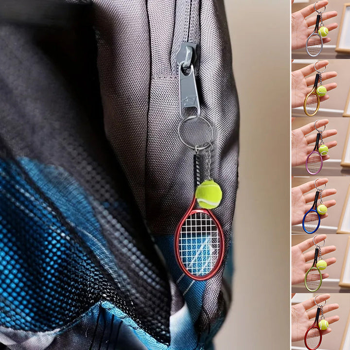Farverig mini tennisracket nøglering i seks farver: rød, grøn, lilla, sølv, guld og blå.