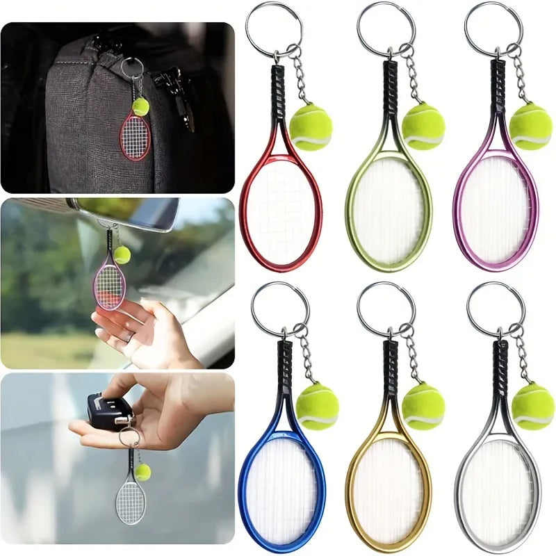Farverig mini tennisracket nøglering i seks farver: rød, grøn, lilla, sølv, guld og blå.