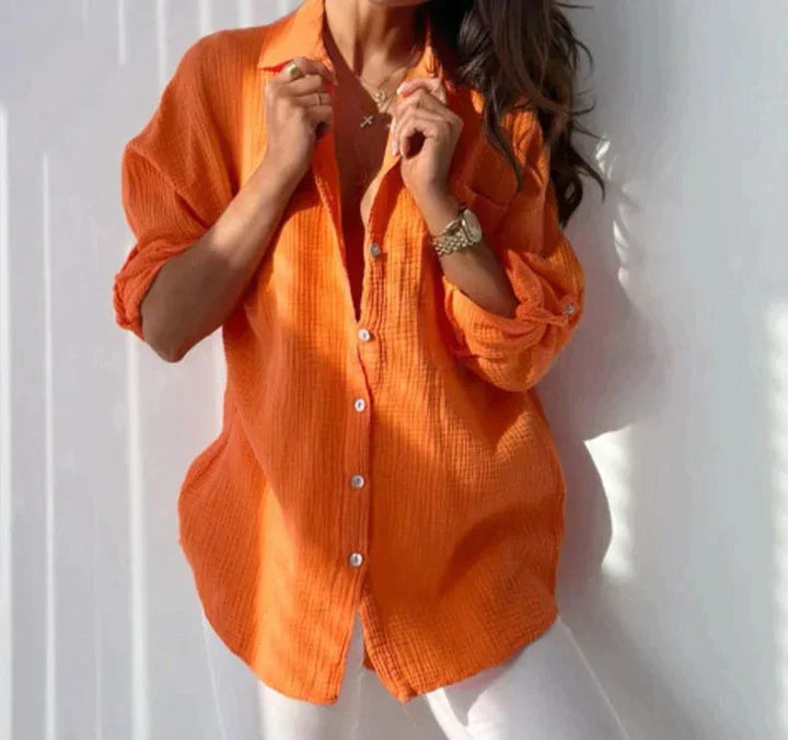Farverig damebluse i orange, pink, turkis og grå, let og åndbar.