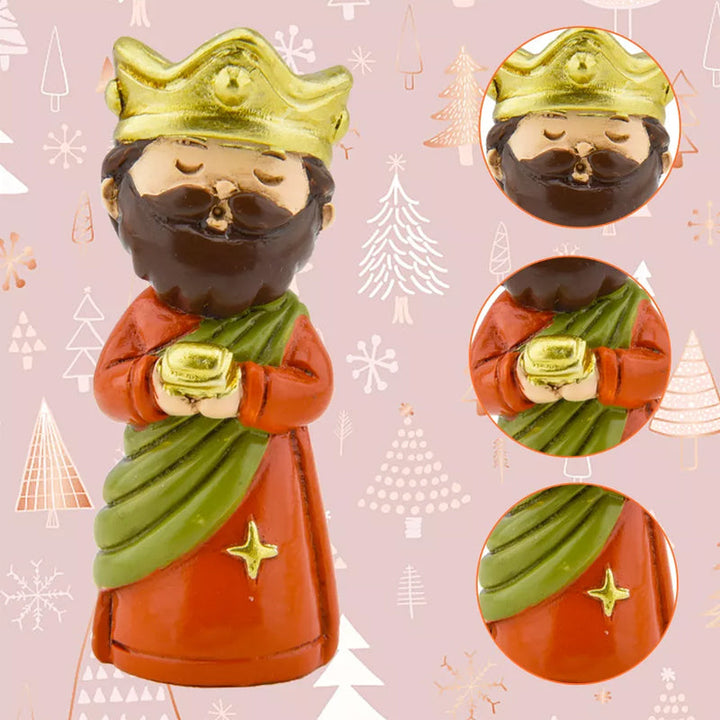 Farverig, skandinavisk børnejulekalender med 24 overraskelser og dyrefigurer, kompakt størrelse til juleforventning.