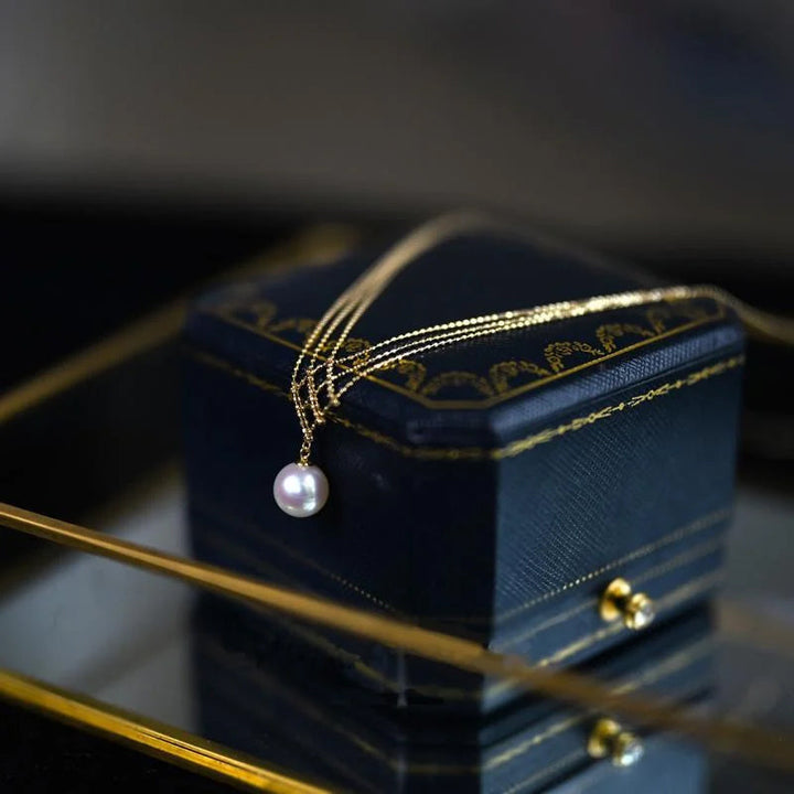 Luksuriøs dame kobber perlekæde med perlevedhæng og kors-kæde, elegant design, iøjnefaldende.
