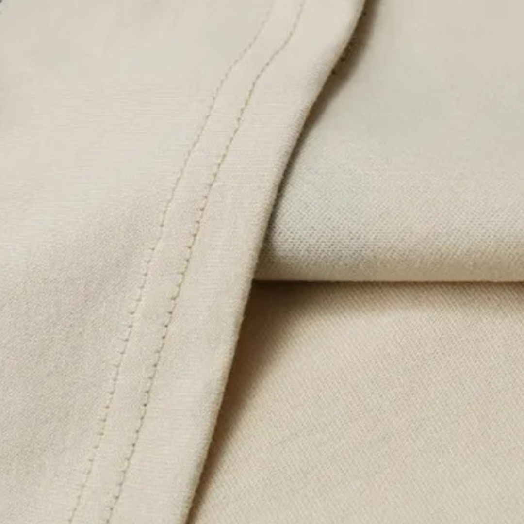 Ylisuuri miesten beige t-paita retro-tyylikkäällä vintage-printillä; pehmeä tekokuitu ja rento istuvuus.