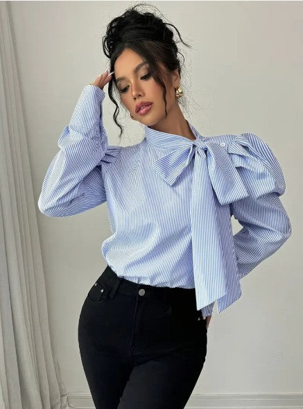 Oversized blå damebluse bagfra, afslappet og stilfuldt design.