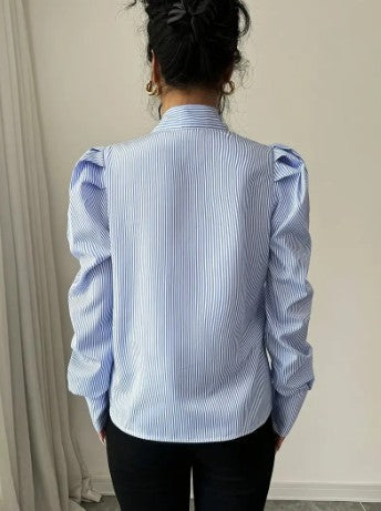 Oversized blå damebluse bagfra, afslappet og stilfuldt design.