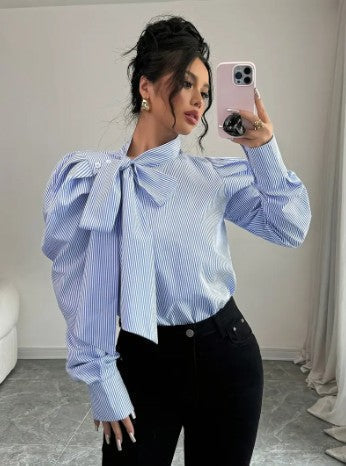 Oversized blå damebluse forfra, afslappet og stilfuldt design.