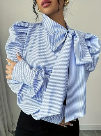 Oversized blå damebluse bagfra, afslappet og stilfuldt design.
