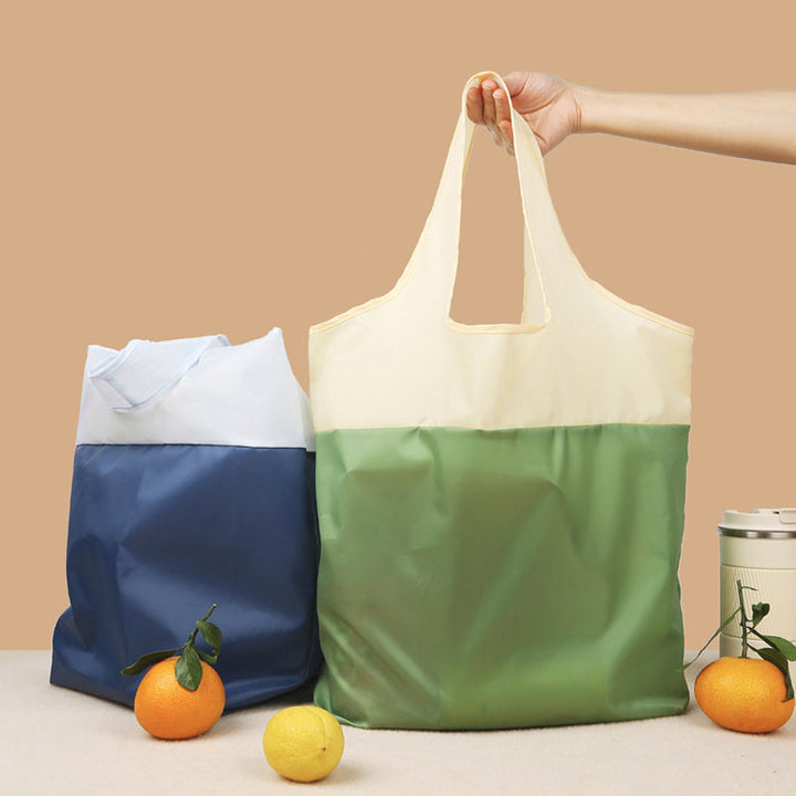 Miljøvenlig indkøbspose i blå, grøn, lilla og cyan; lavet af genanvendt RPET polyester, holdbar og let.