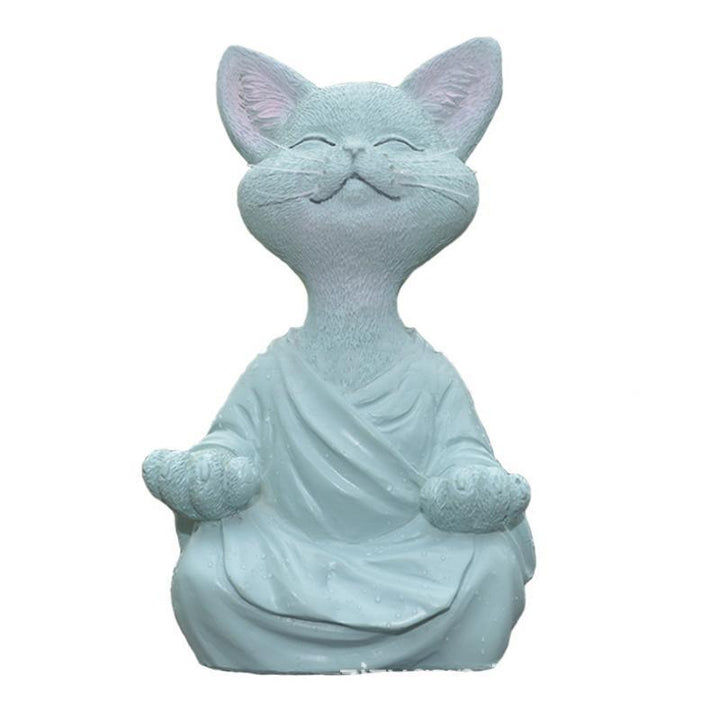 Zen Buddha kat skulptur, grå, sort, orange, til haven, 13 cm, roligt udtryk og detaljeret outfit.