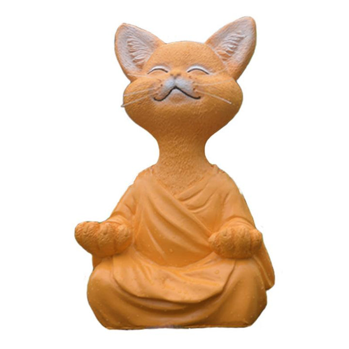 Zen Buddha kat skulptur, grå, sort, orange, til haven, 13 cm, roligt udtryk og detaljeret outfit.