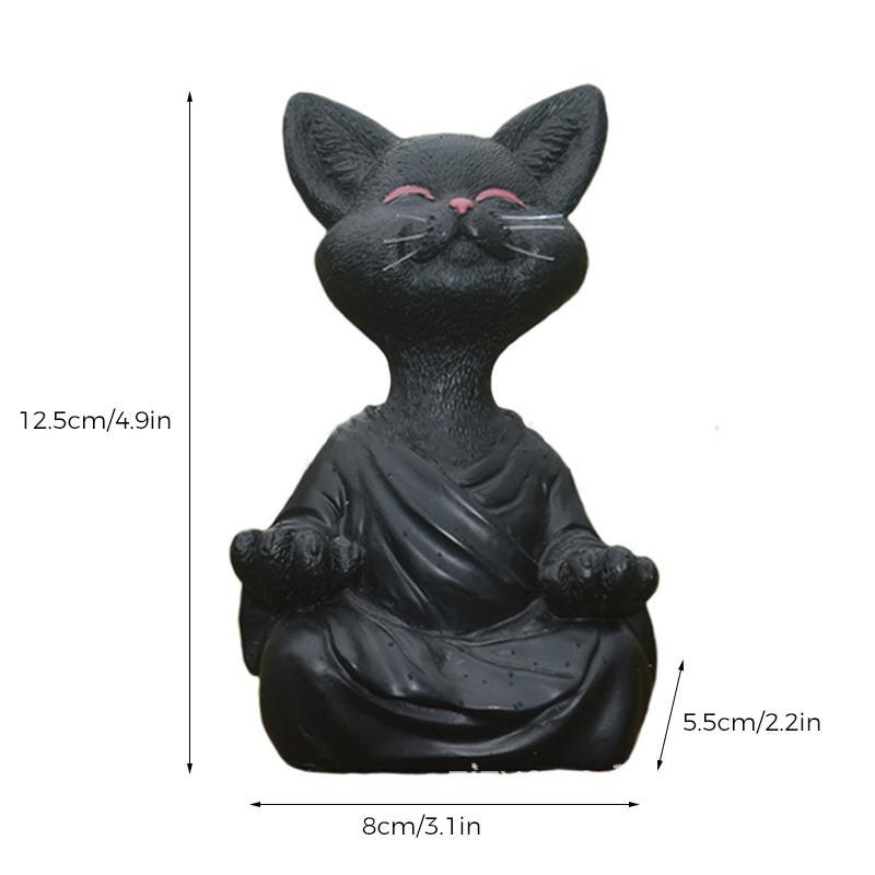 Zen Buddha kat skulptur, grå, sort, orange, til haven, 13 cm, roligt udtryk og detaljeret outfit.