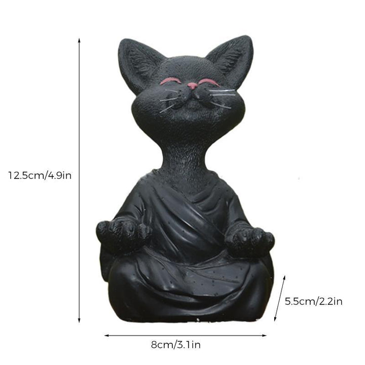 Zen Buddha kat skulptur, grå, sort, orange, til haven, 13 cm, roligt udtryk og detaljeret outfit.