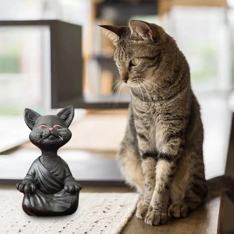 Zen Buddha kat skulptur, grå, sort, orange, til haven, 13 cm, roligt udtryk og detaljeret outfit.