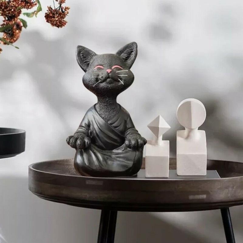 Zen Buddha kat skulptur, grå, sort, orange, til haven, 13 cm, roligt udtryk og detaljeret outfit.