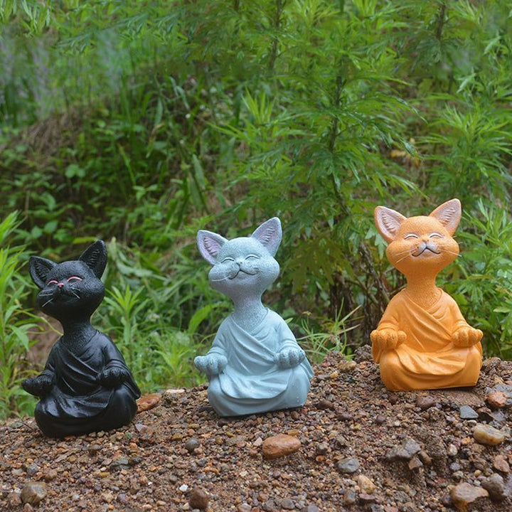 Zen Buddha kat skulptur, grå, sort, orange, til haven, 13 cm, roligt udtryk og detaljeret outfit.