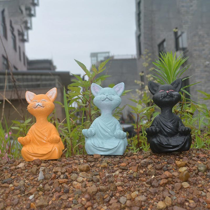 Zen Buddha kat skulptur, grå, sort, orange, til haven, 13 cm, roligt udtryk og detaljeret outfit.