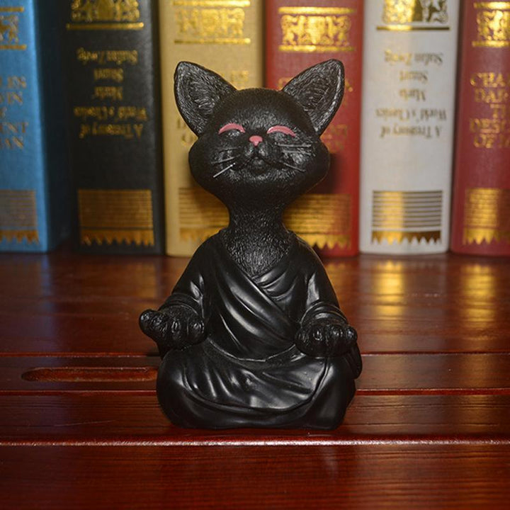 Zen Buddha kat skulptur, grå, sort, orange, til haven, 13 cm, roligt udtryk og detaljeret outfit.