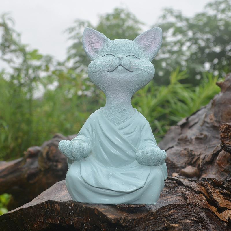 Zen Buddha kat skulptur, grå, sort, orange, til haven, 13 cm, roligt udtryk og detaljeret outfit.