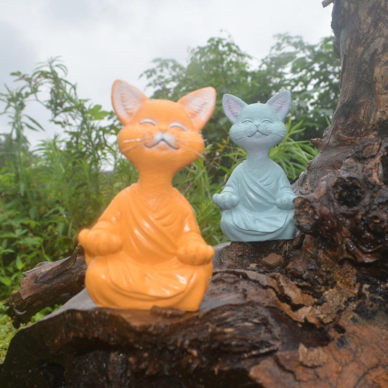 Zen Buddha kat skulptur, grå, sort, orange, til haven, 13 cm, roligt udtryk og detaljeret outfit.