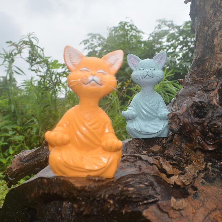 Zen Buddha kat skulptur, grå, sort, orange, til haven, 13 cm, roligt udtryk og detaljeret outfit.