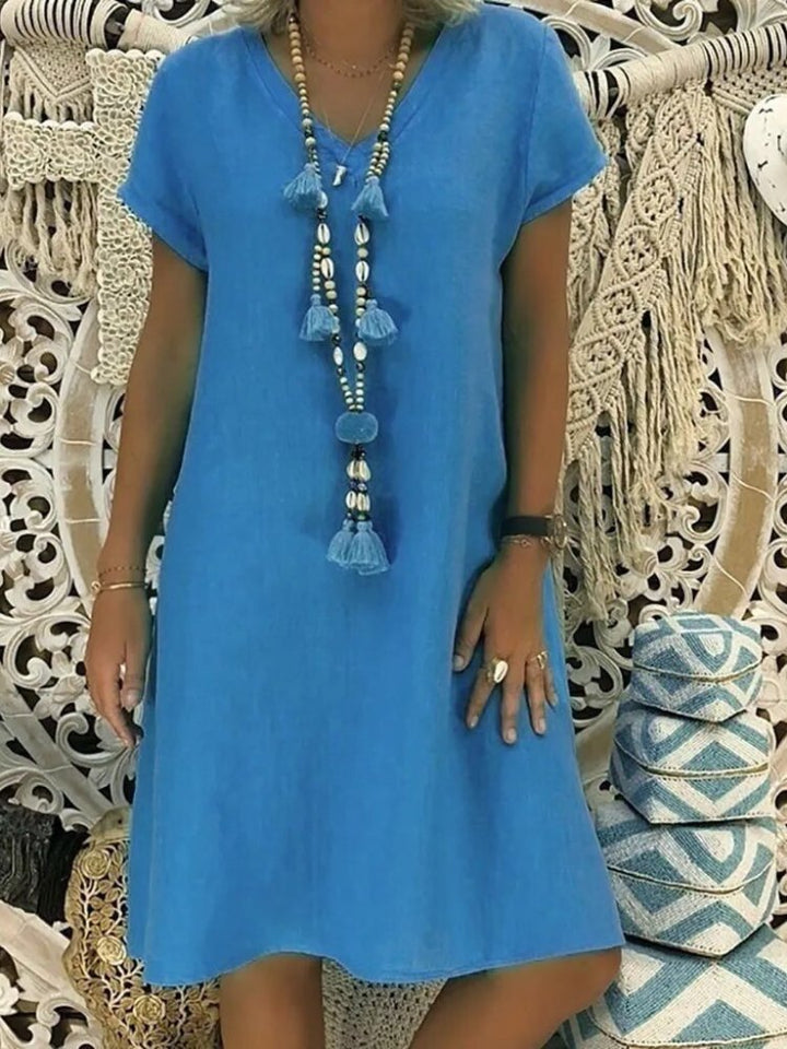 Kort A-line damekjole med V-hals og korte ærmer, en letvægts sommerkjole for et feminint look.