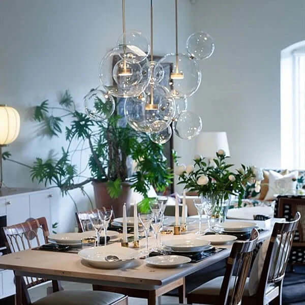 Moderne pendellampe med seks kugler i opstilling