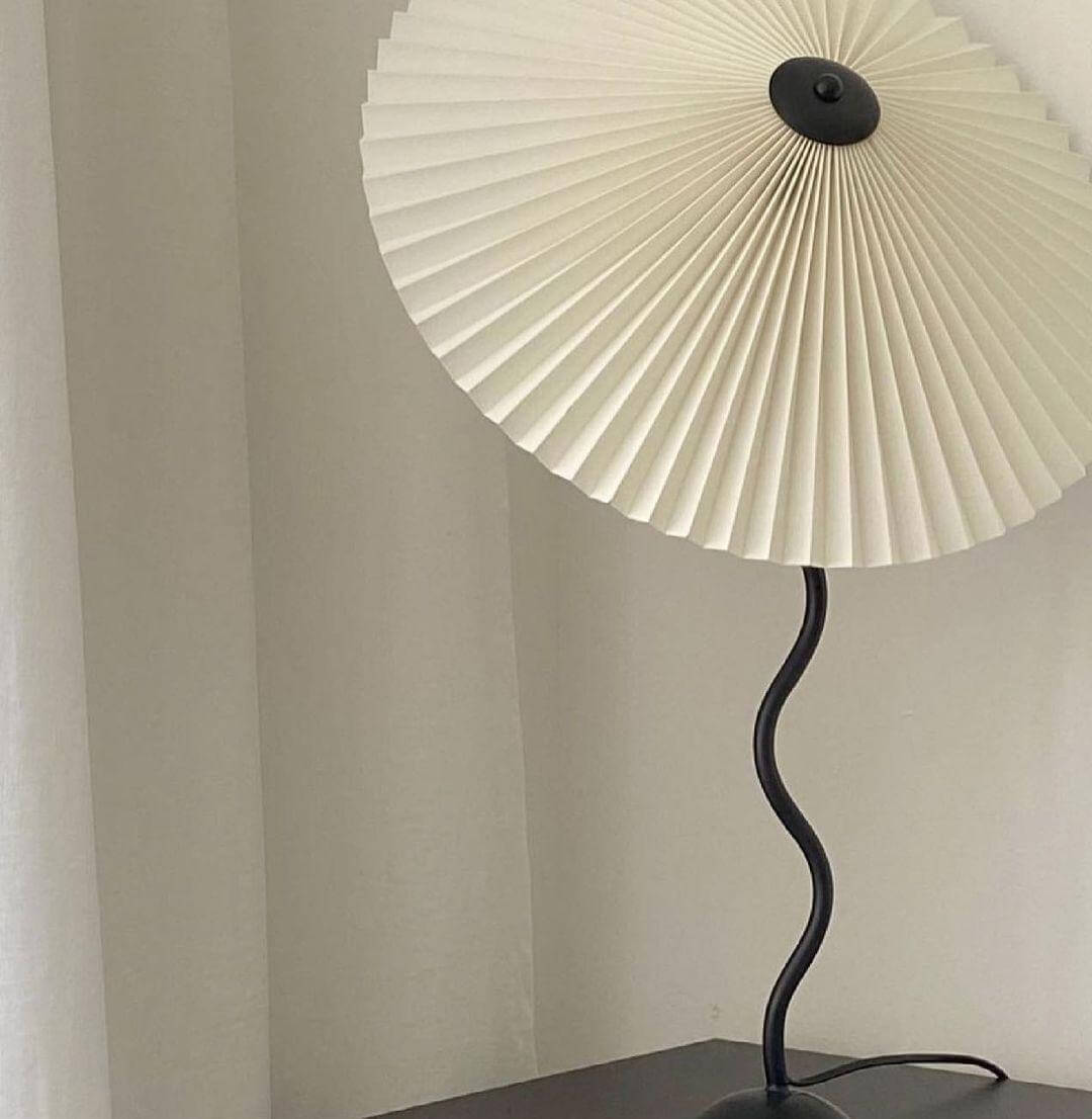 Buet skrivebordslampe