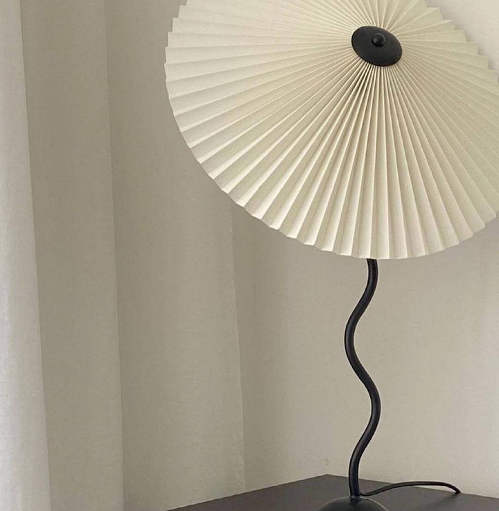 Buet skrivebordslampe