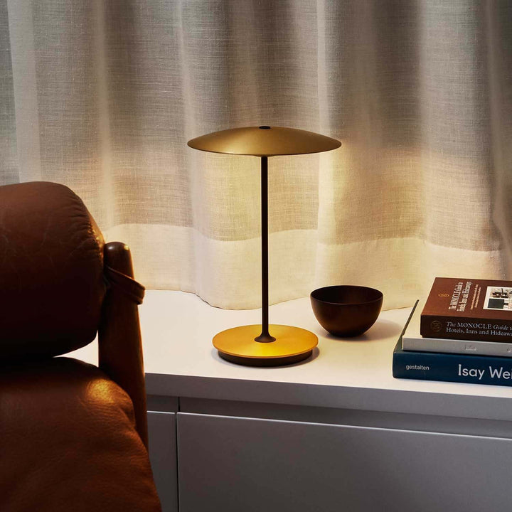 Moderne bordlampe i metal med LED