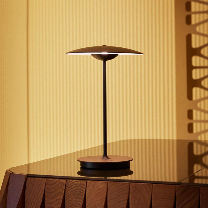 Moderne bordlampe i metal med LED